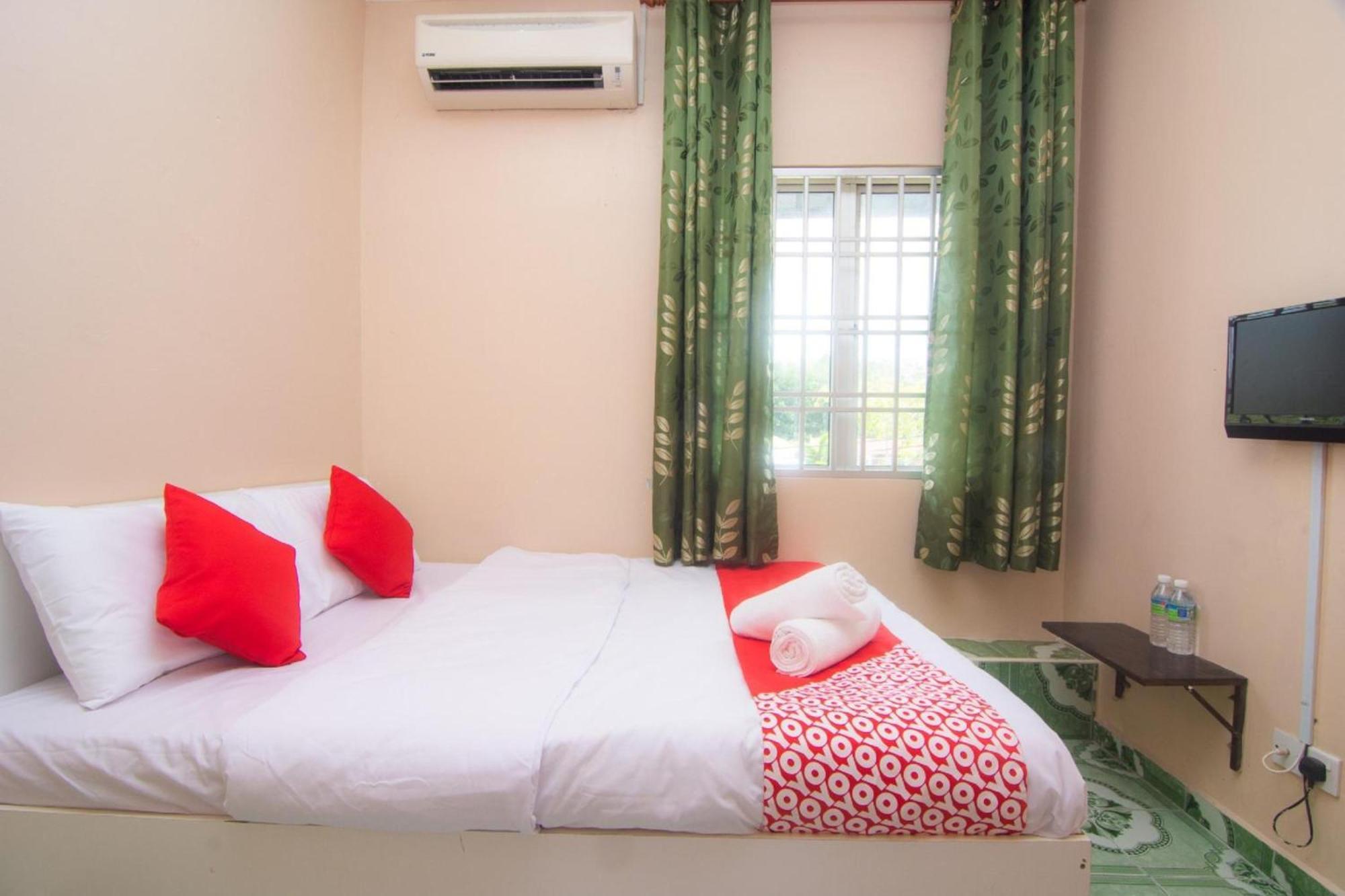 Oyo 1224 Hotel Hajah Rohayah Tanjong Malim Exterior foto