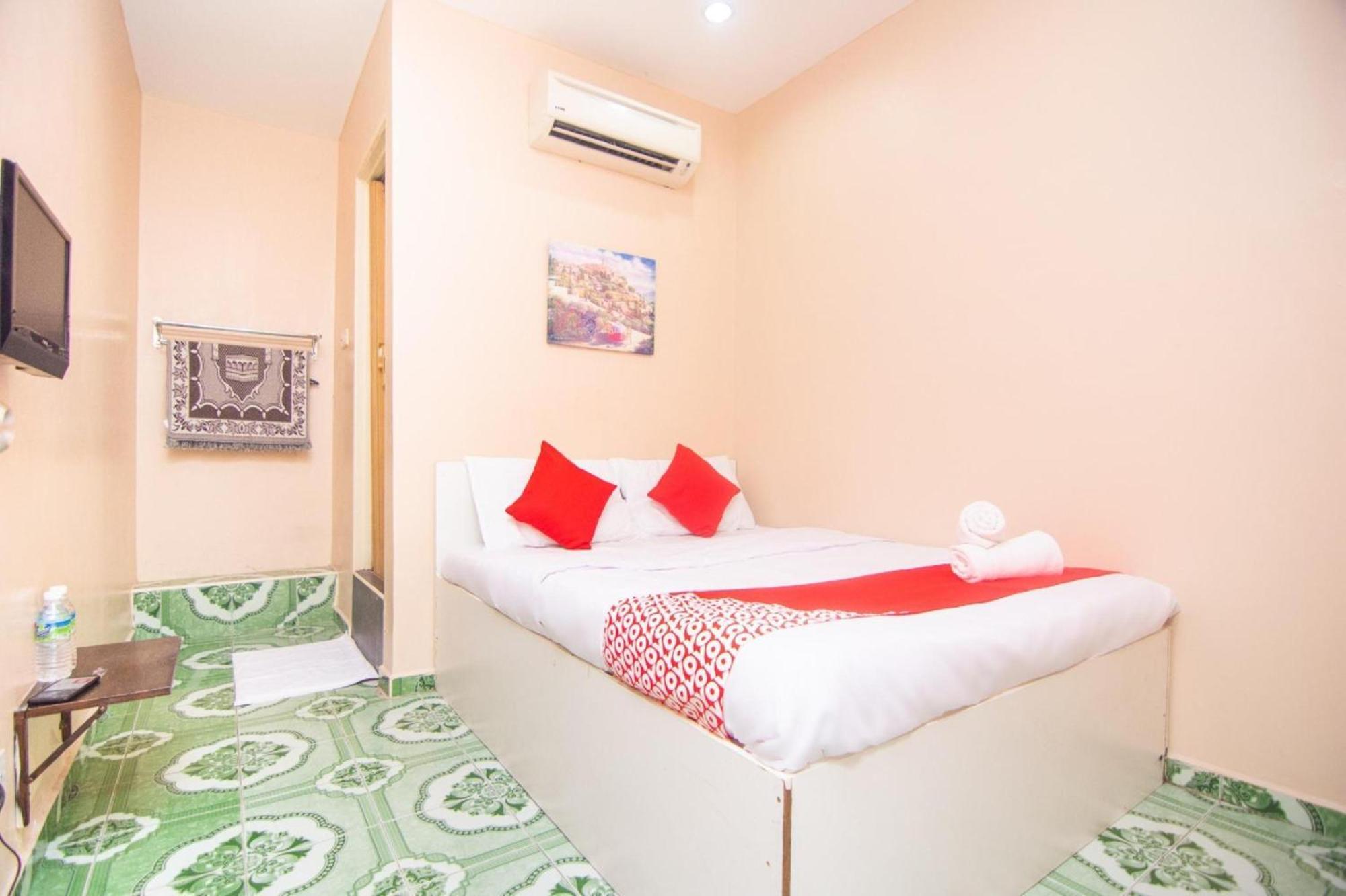 Oyo 1224 Hotel Hajah Rohayah Tanjong Malim Exterior foto