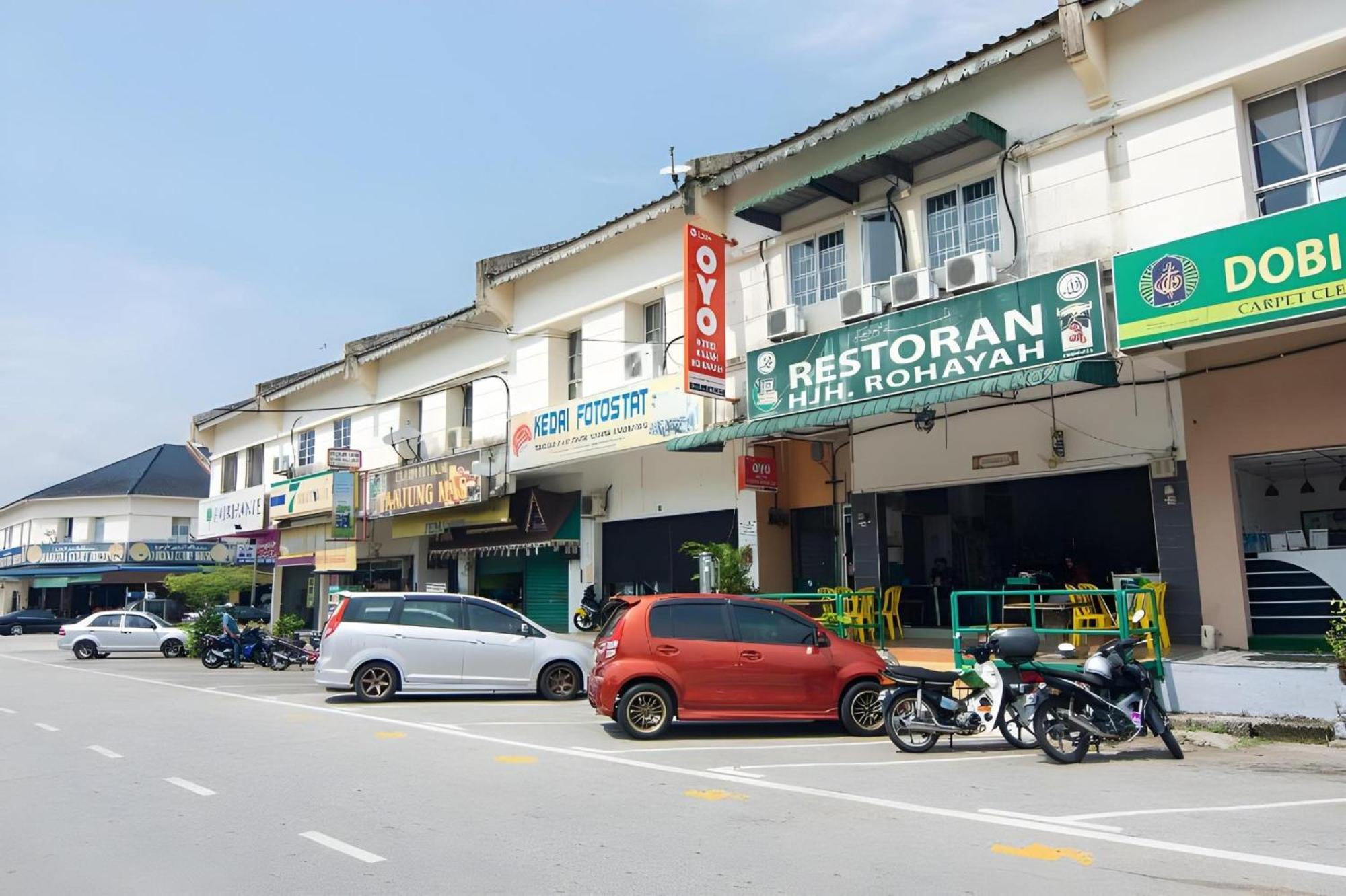 Oyo 1224 Hotel Hajah Rohayah Tanjong Malim Exterior foto